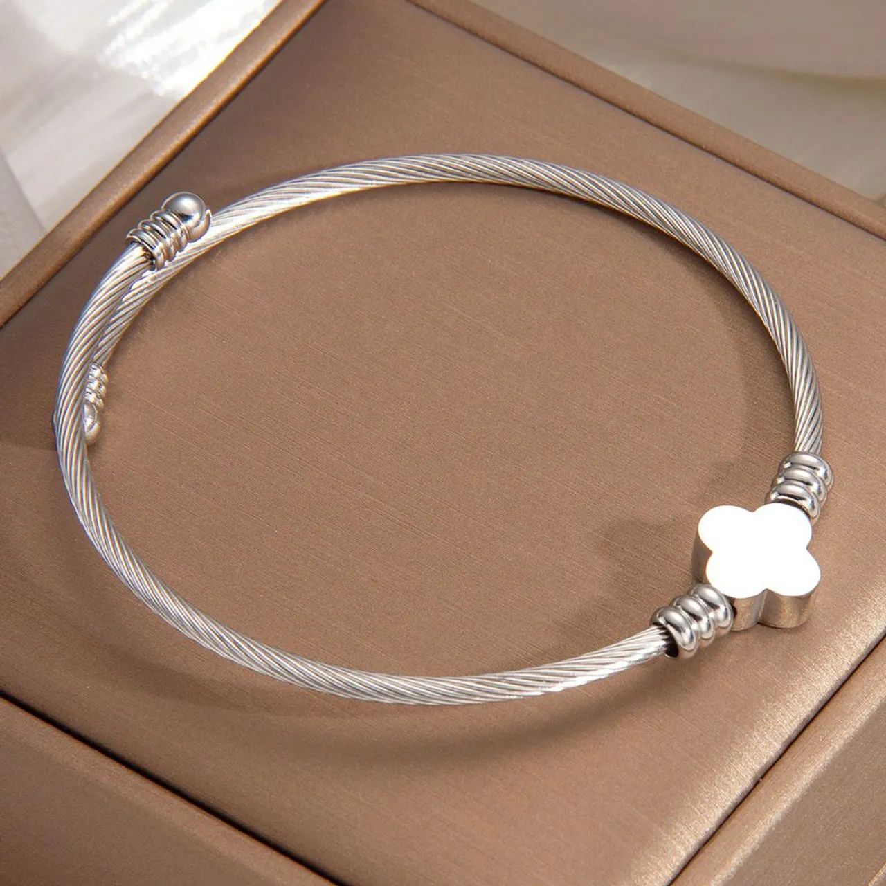 Pulseira Feminina Prateada Trevo Quatro Folhas Aço Cirúrgico 