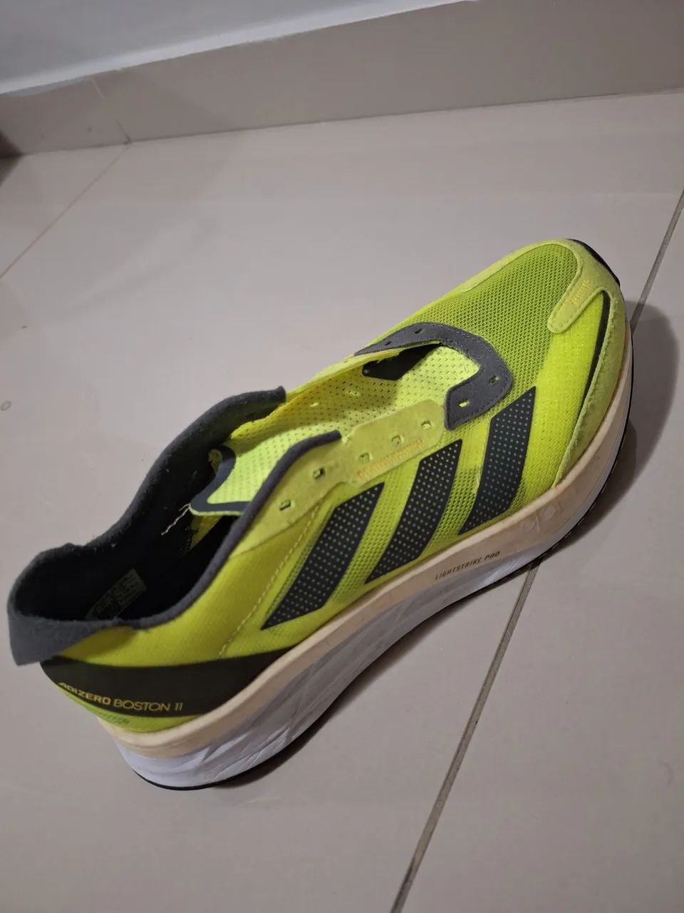 Adidas Adizero Boston 11 - Amarelo Vibrante com Cadarços Extras - Foto 3