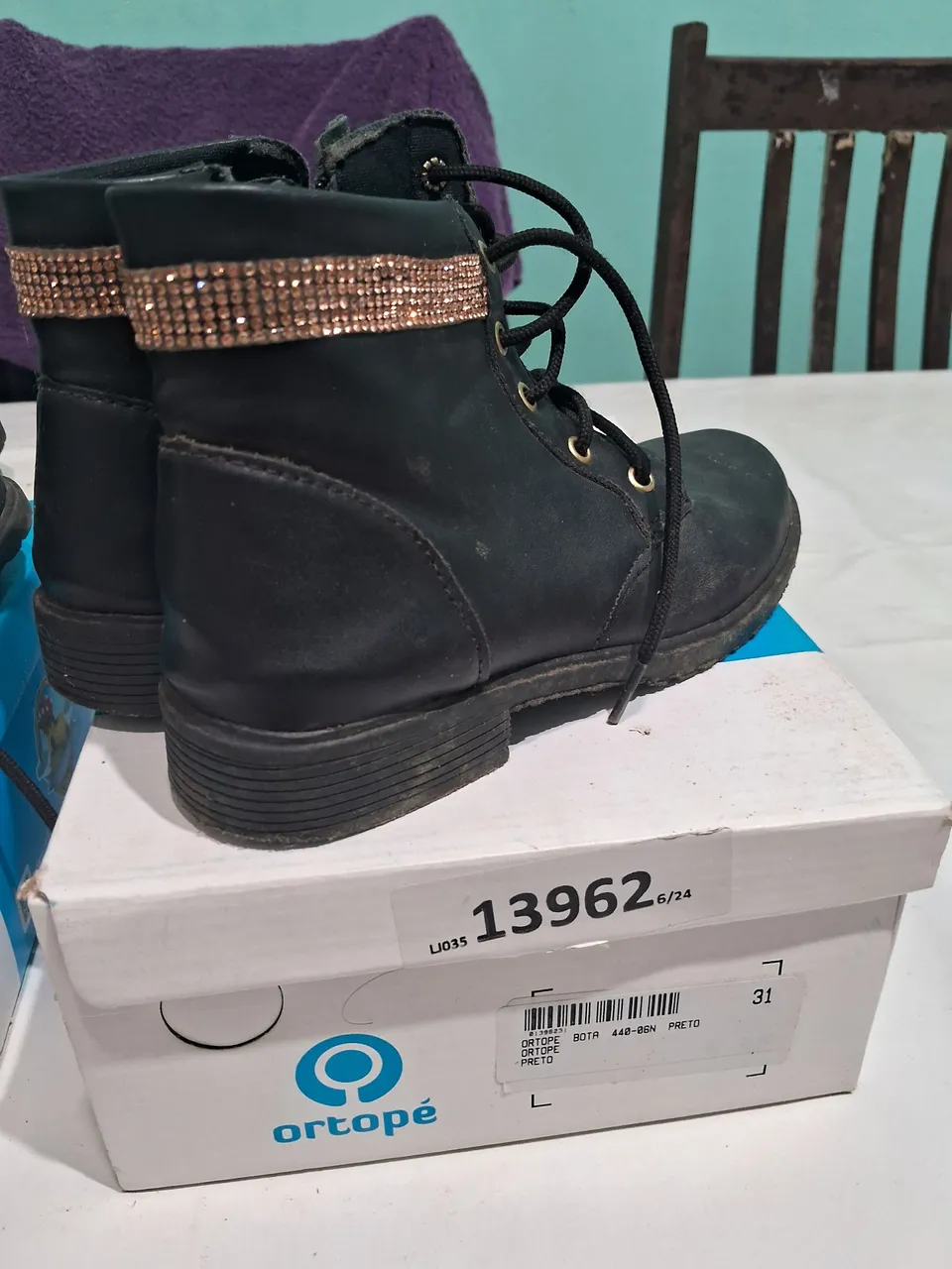 Bota Infantil Ortopé Preta com Detalhe Dourado - Nº 31