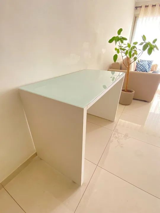 Escrivaninha branca TokStok com tampo de vidro - Foto 4