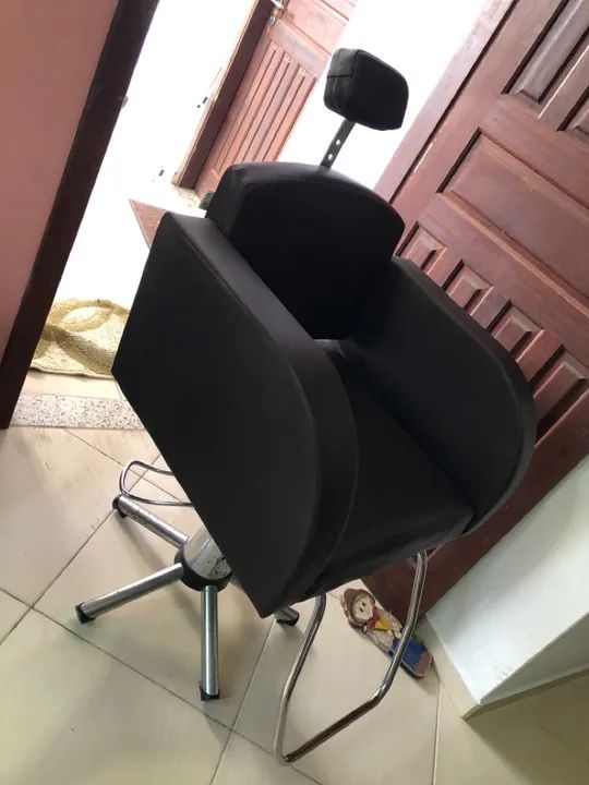 Cadeira de Barbeiro - Preta - Usada - Foto 2