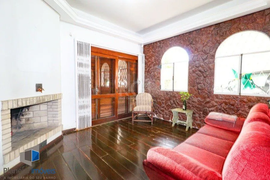 Venda Padrão - Porto Alegre - Casa com 5 dormitórios, suíte, piscina, lareira, churrasquei