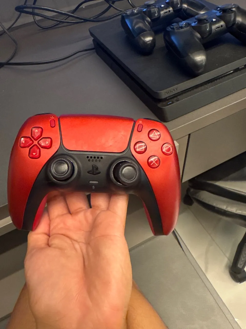 Controle PS5 Vermelho com defeito leve