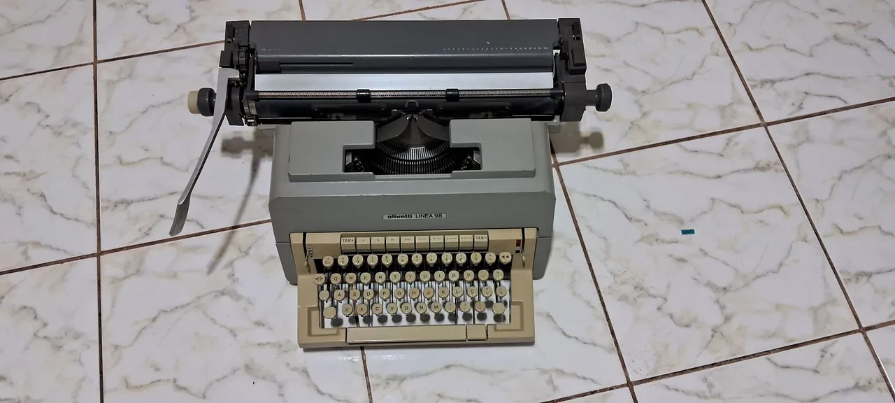 Máquina de Escrever Olivetti Linea 98