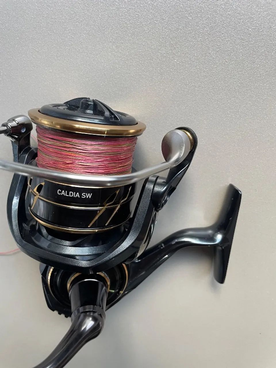 Molinete Daiwa Caldia SW 6000D-H - Foto 5