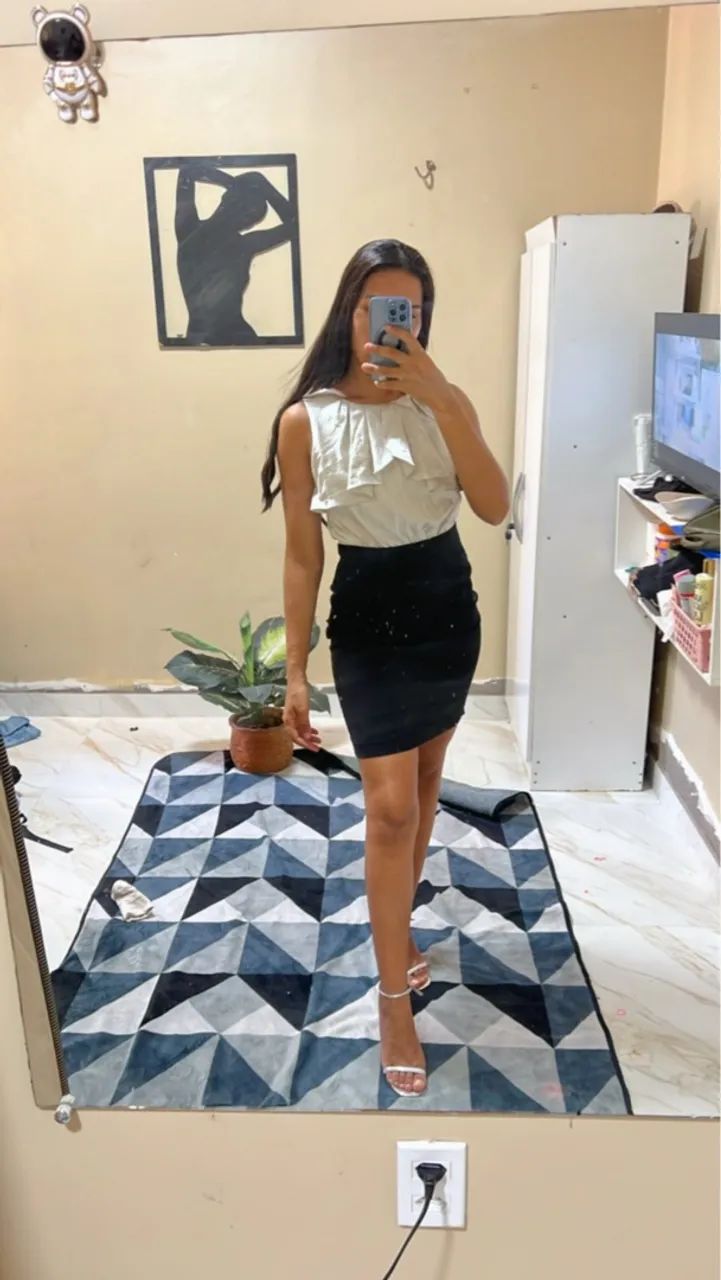 Conjunto Saia Preta e Blusa Bege - Foto 3