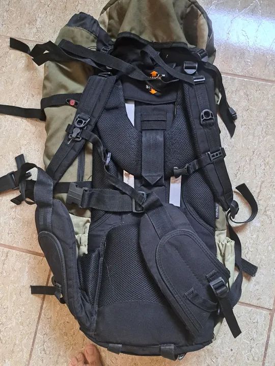 Mochila Crampom 77 litros Trilhas e Rumos