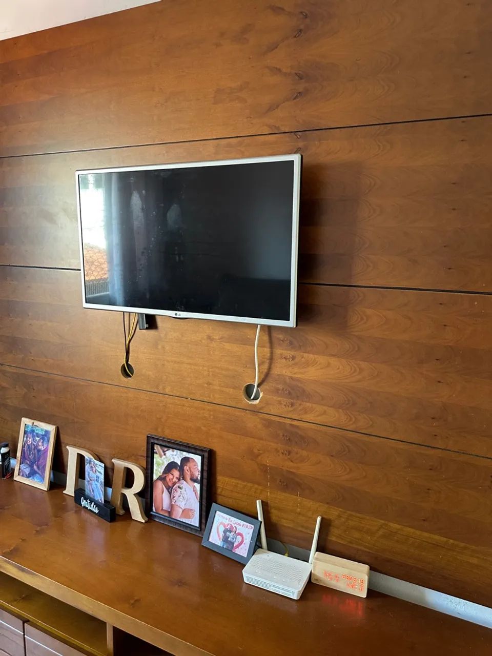 Painel com móvel com 3 gavetas de madeira legítimo 