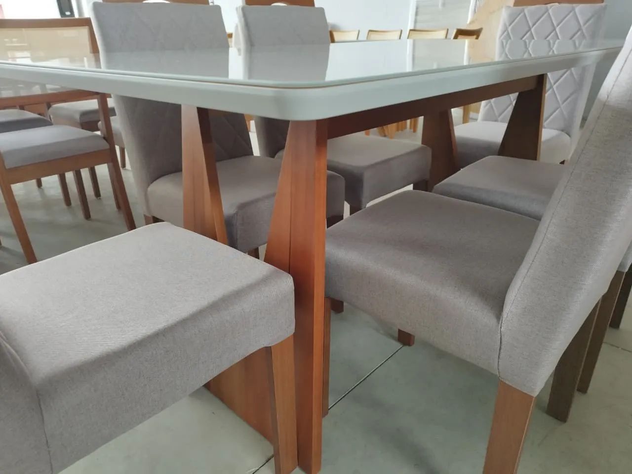 Mesa de Jantar em Madeira com Tampo de Vidro c/ 6 cadeiras 
