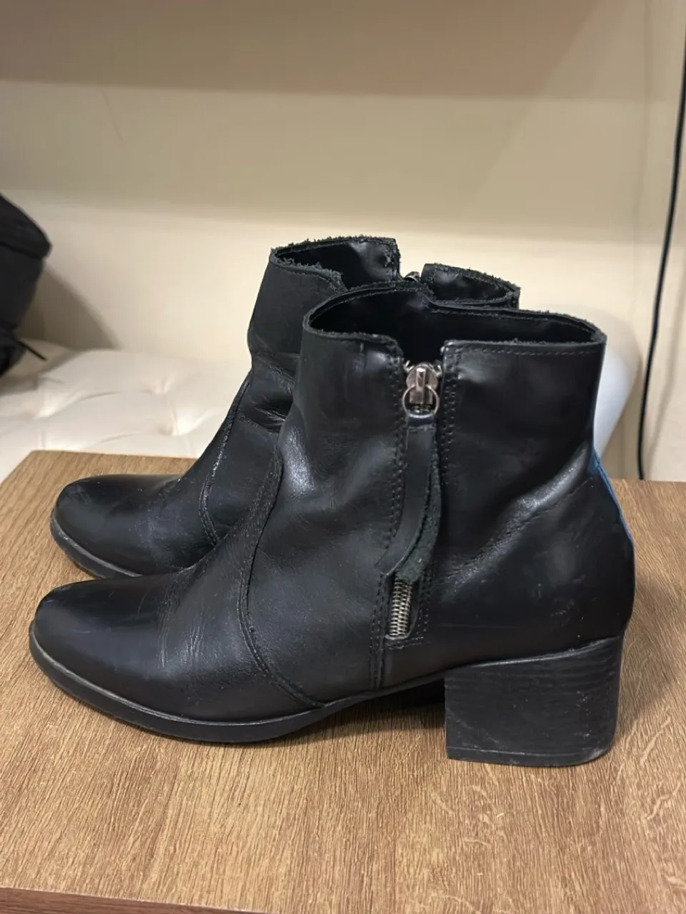Botas de couro pretas com zíper - 35