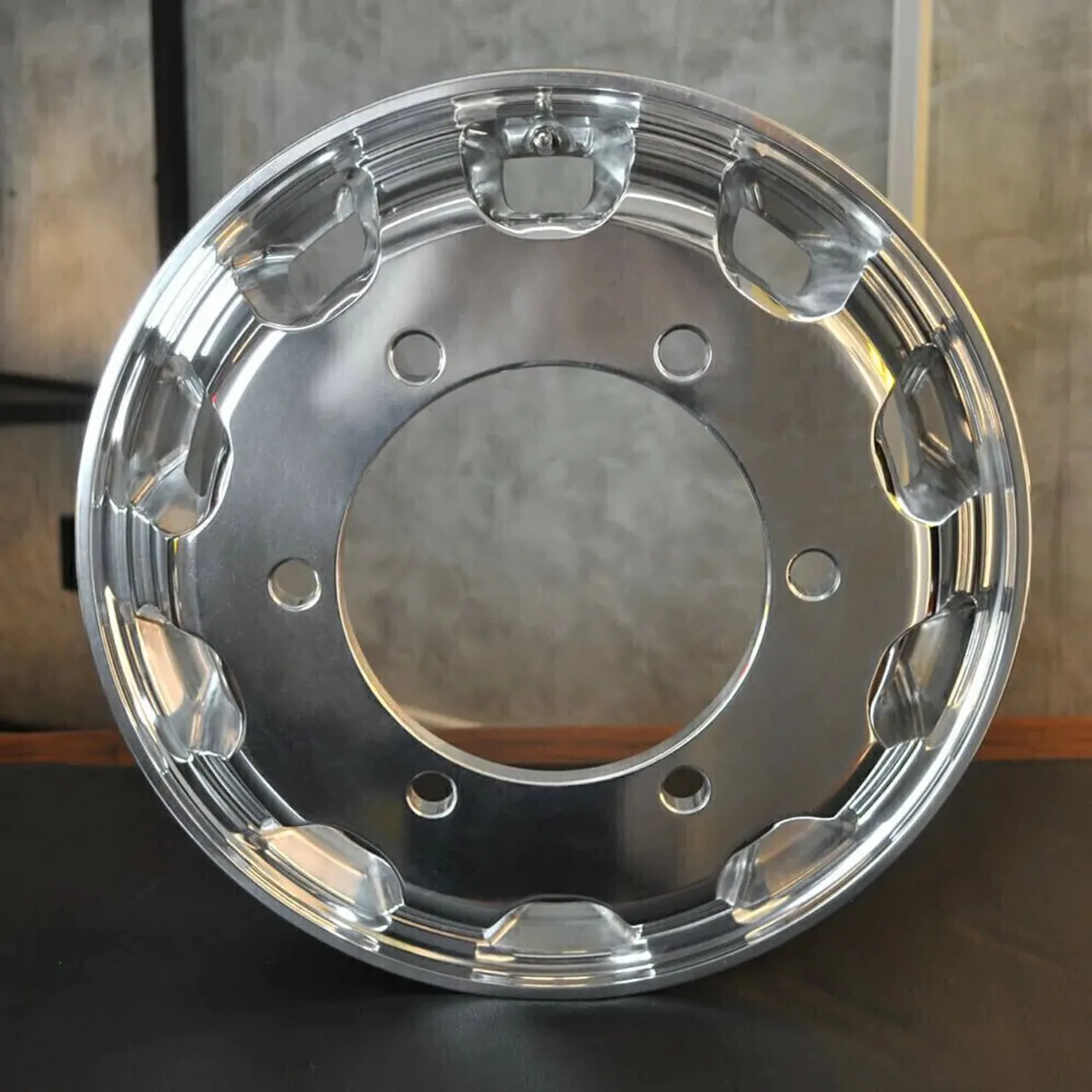 Roda de Alumínio Accelo 715 815 915 VW Delivery 9.170 Aro 17,5 x 6 (6 furos) Alto Brilho