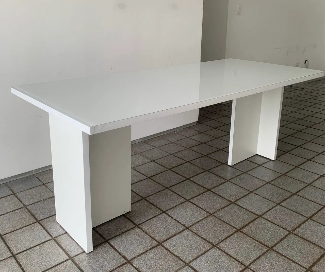White rectangular table for 6 people64385924710913120