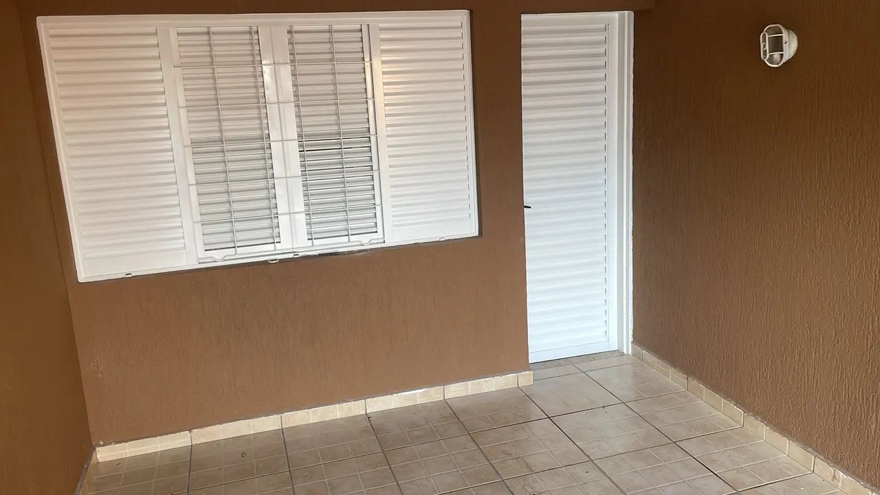 Alugo casa 