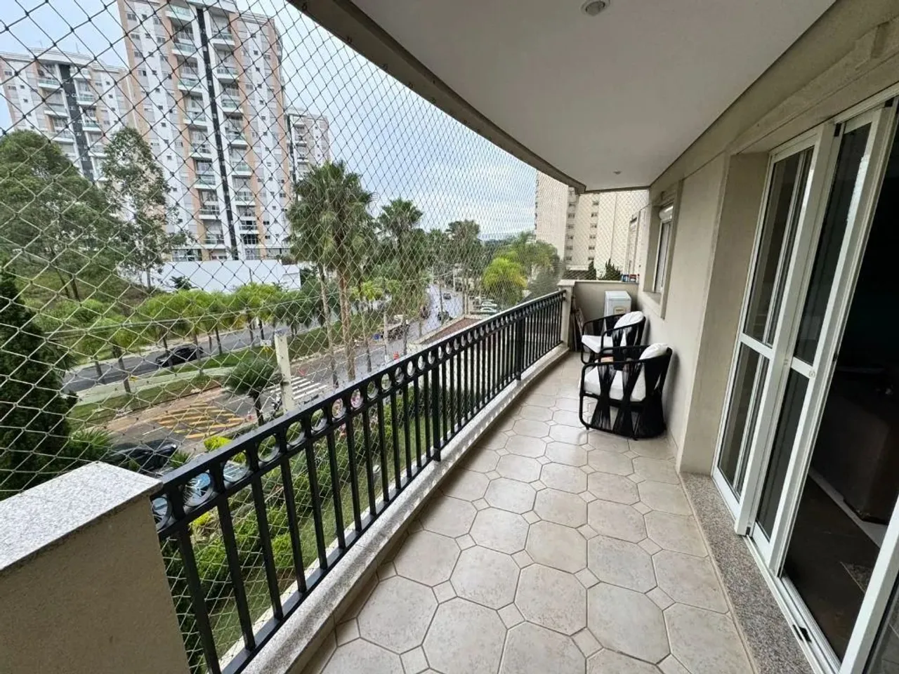 Alphaville/Tamboré, apto novo, bem montado, com 3 suítes, varandão, em condomínio com laze