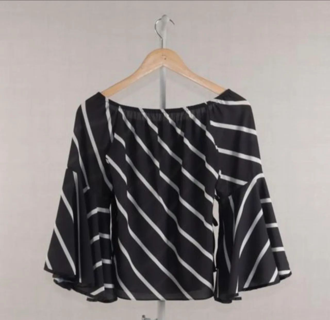 Blusa listrada manga flare - Foto 2