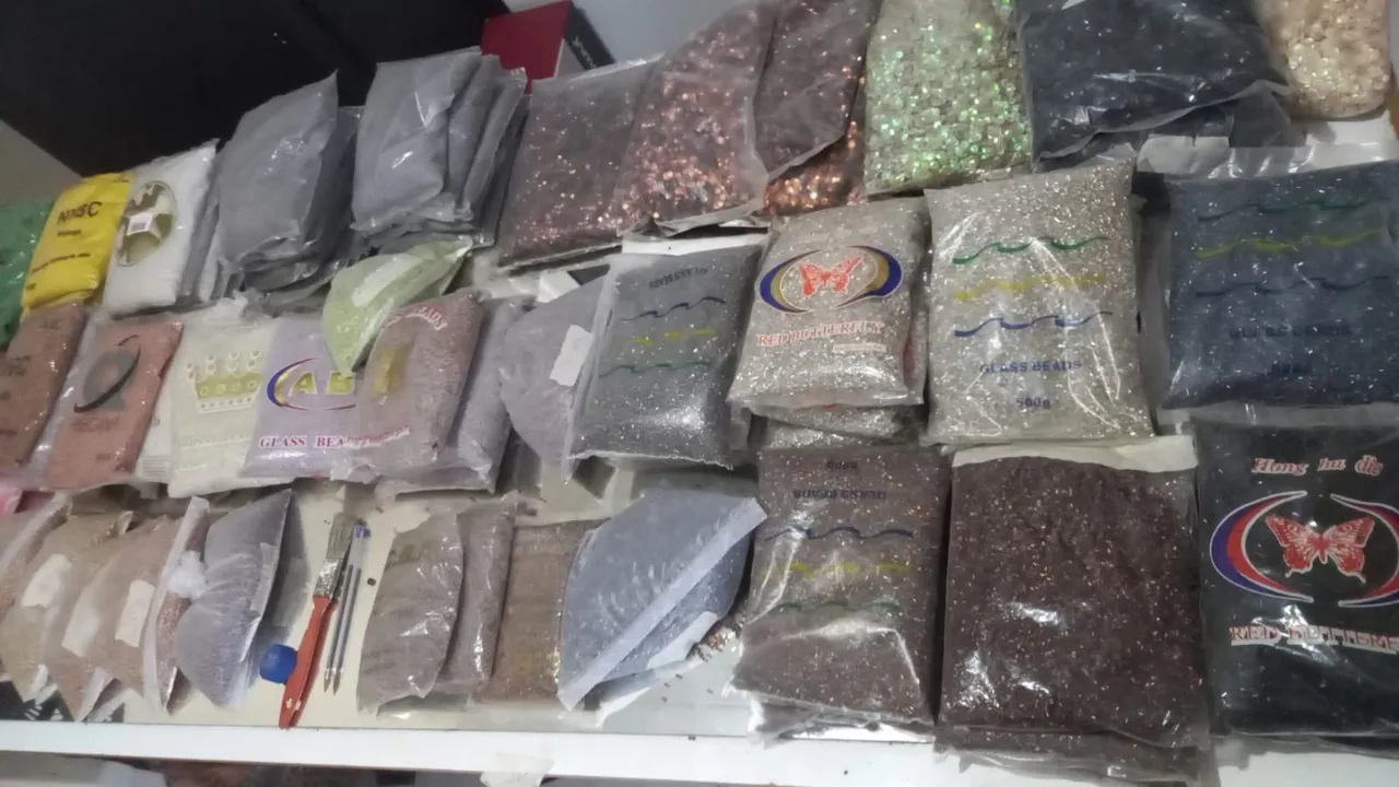 Lote de missangas e vidrilho.