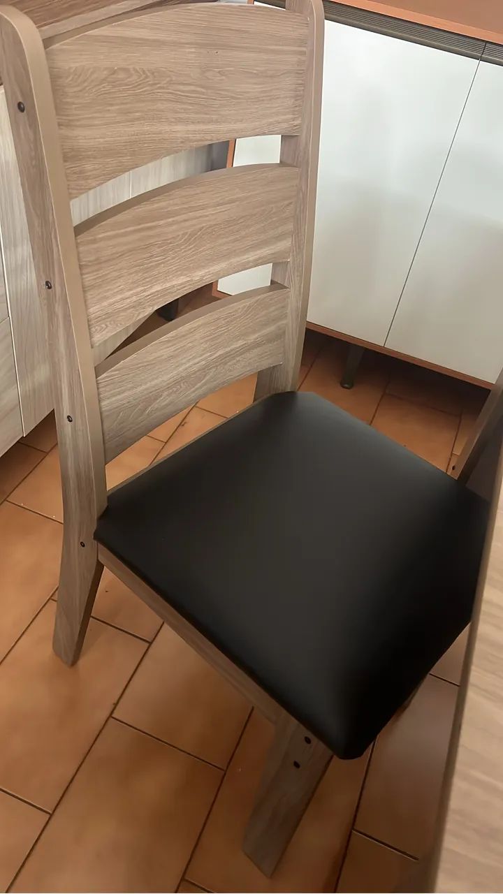 Mesa De Madeira Mdf Com 04 Cadeiras  - Foto 2