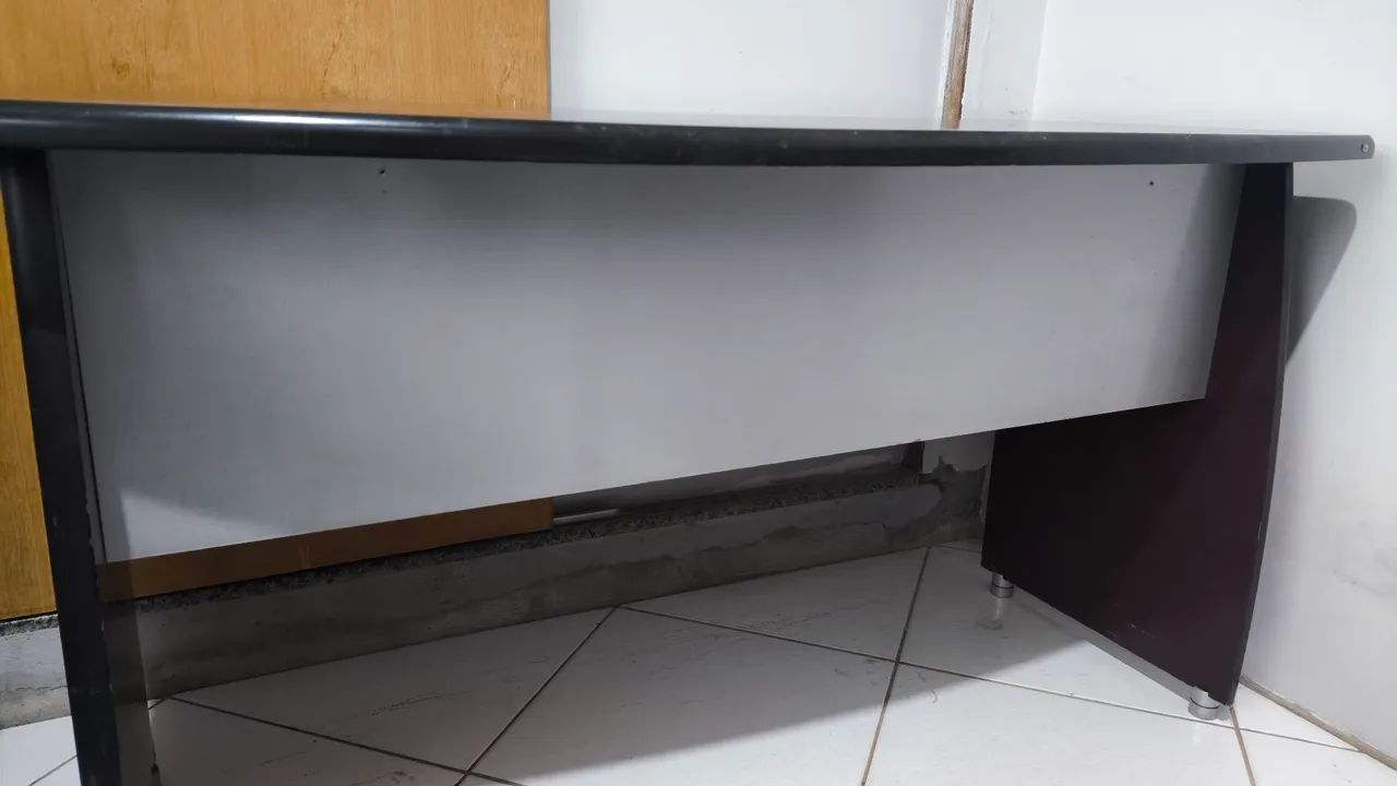 Mesa de escritório tampo de 2.5 e vidro grosso. - Foto 4
