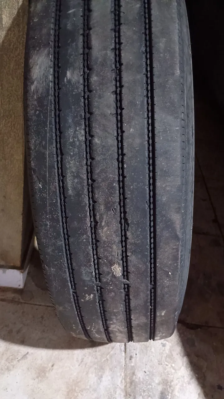 Pneu 295/80R22.5 com jante