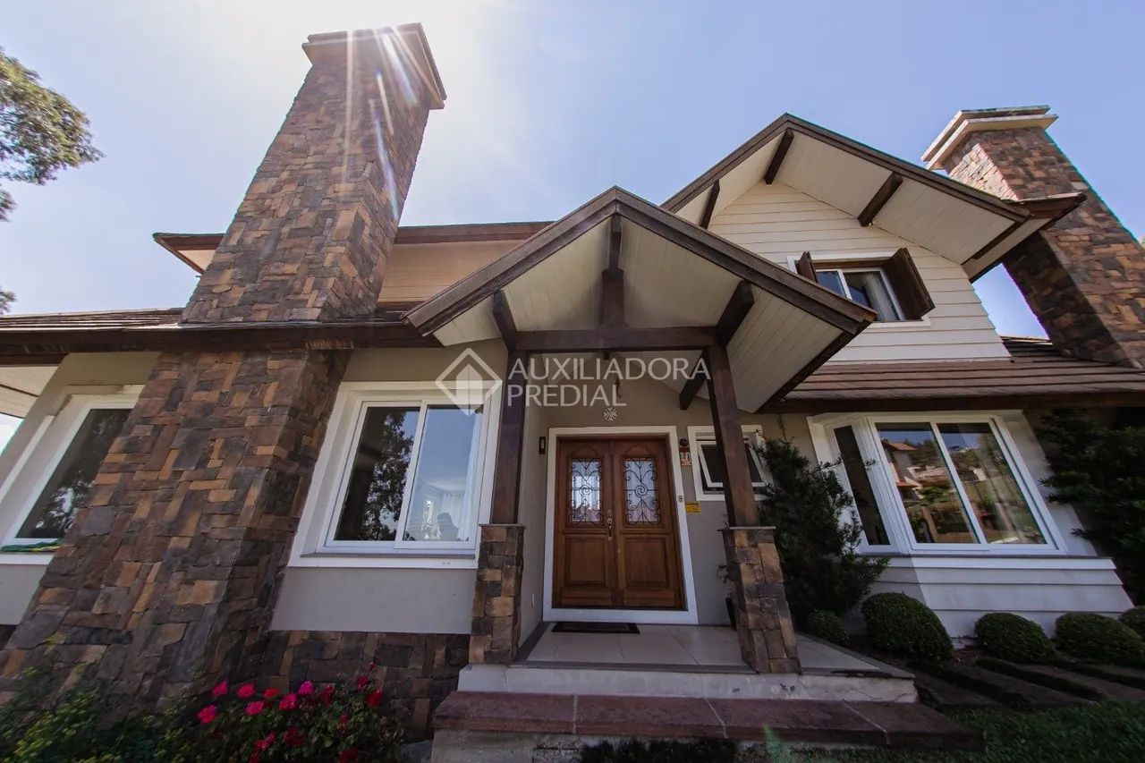 CASA ALTO PADRÃO PROXIMA AO PORTICO DE GRAMADO