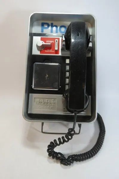 ANTIGO TELEFONE SIMULANDO UM ORELHÃO DE RUA, para ser pendurado em uma parede. Serve para 