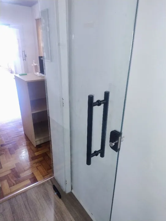 Porta de vidro temperado com puxador moderno