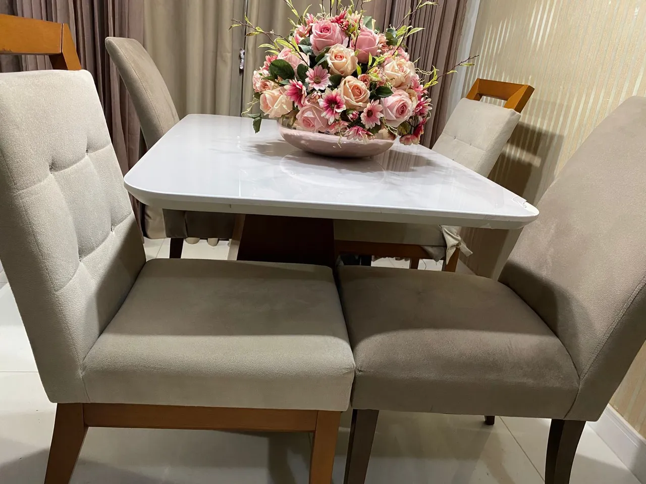 Mesa de jantar completa 4 cadeiras 650