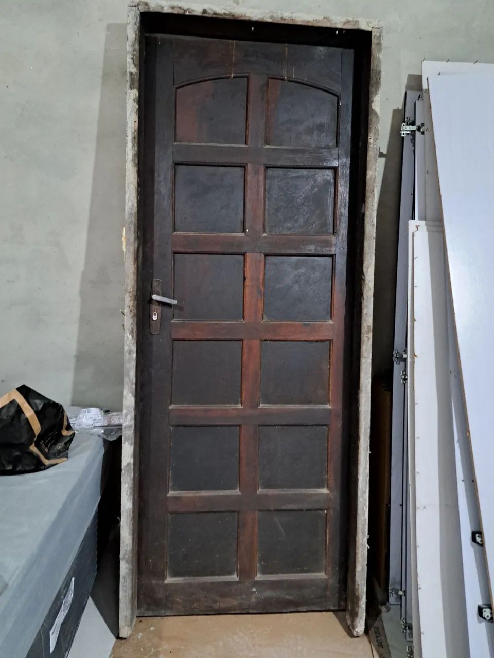 Porta maciça com batente modelo antigo.