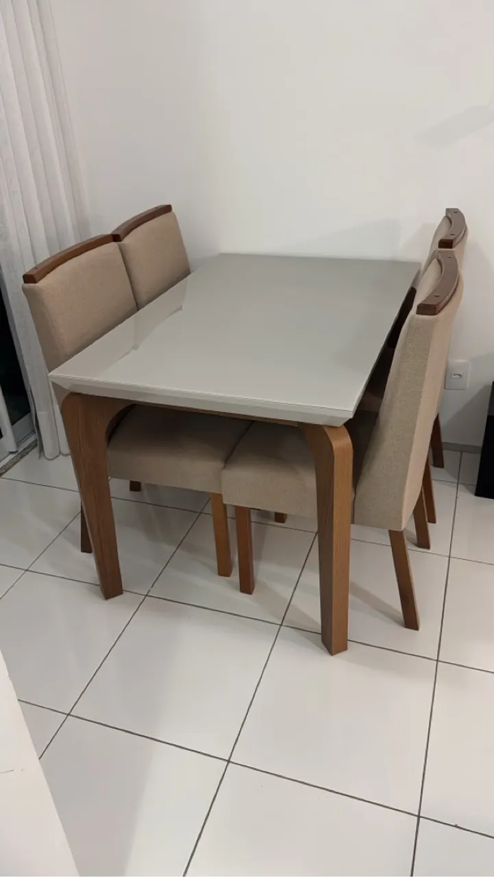 Mesa com 4 cadeiras