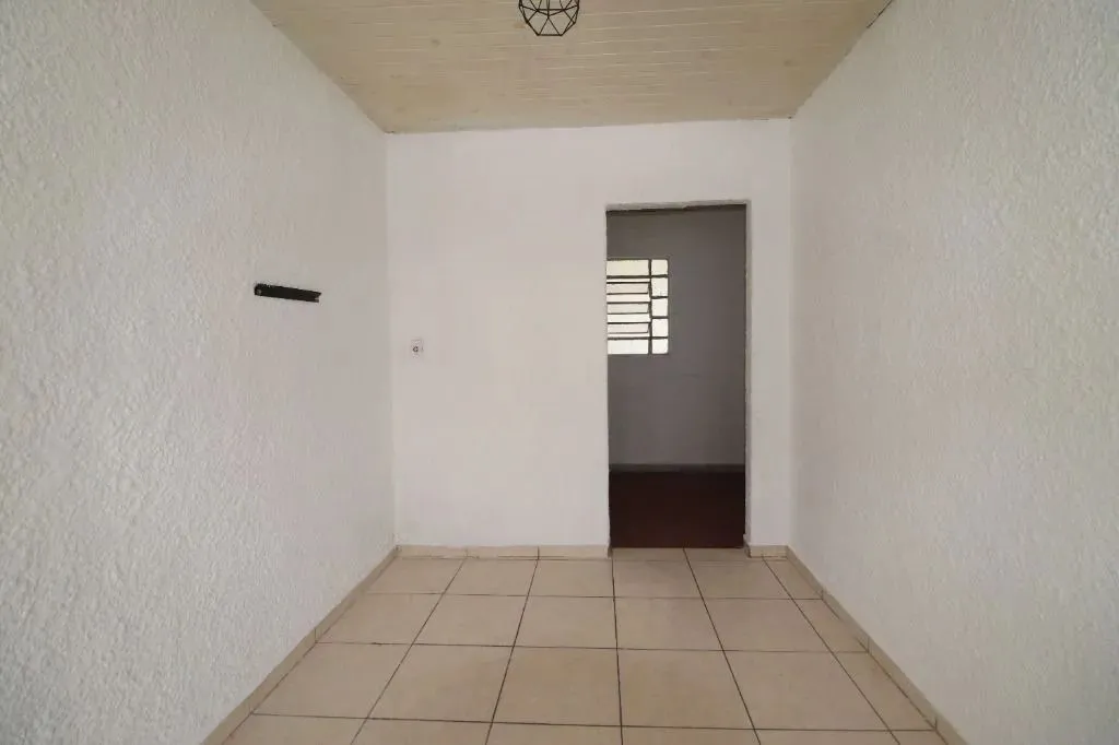 Casa com 1 dormitório para alugar por R$ 950/mês - Mogi Moderno - Mogi das Cruzes/SP