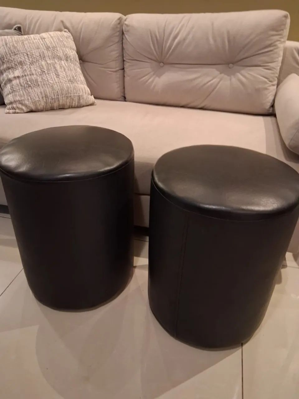Par de Puff de corino preto  - Foto 3