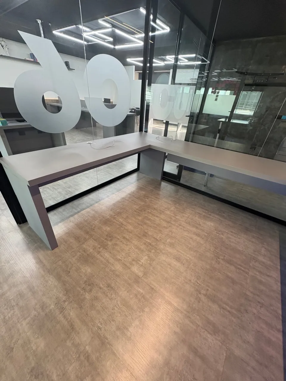Escrivaninha em L Cinza - Design Moderno
