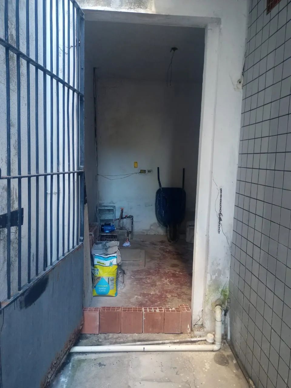 Pedro Brito vende Predio c/280m2 .Terreo loja c/160m2 e primeiro and.apt.120m2,3qts,100m d - Foto 4