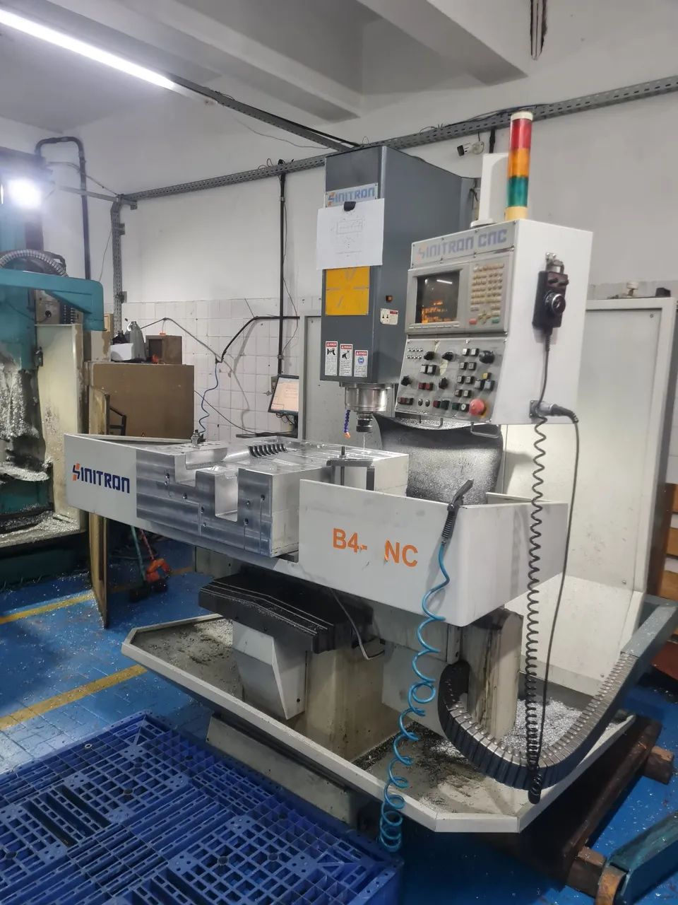 Fresadora CNC Marca Sinitron modelo B4 comando Mitsubishi.  - Foto 3