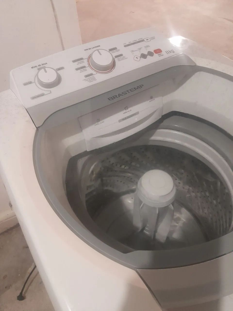  MAQUINA DE LAVAR BRASTEMP 11KG . DESCE UM POUCO DE AGUA POR BAIXO MAS FUNCIONA NORMAL.  - Foto 4