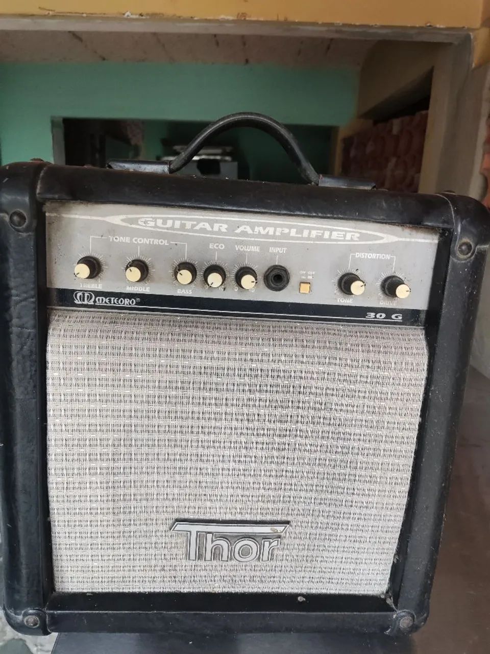 Caixa de guitarra amplificada 