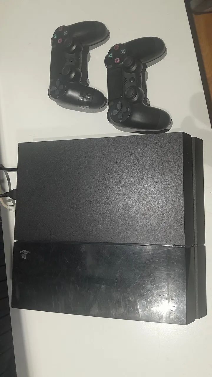 Ps4 fat com dois controles similares 