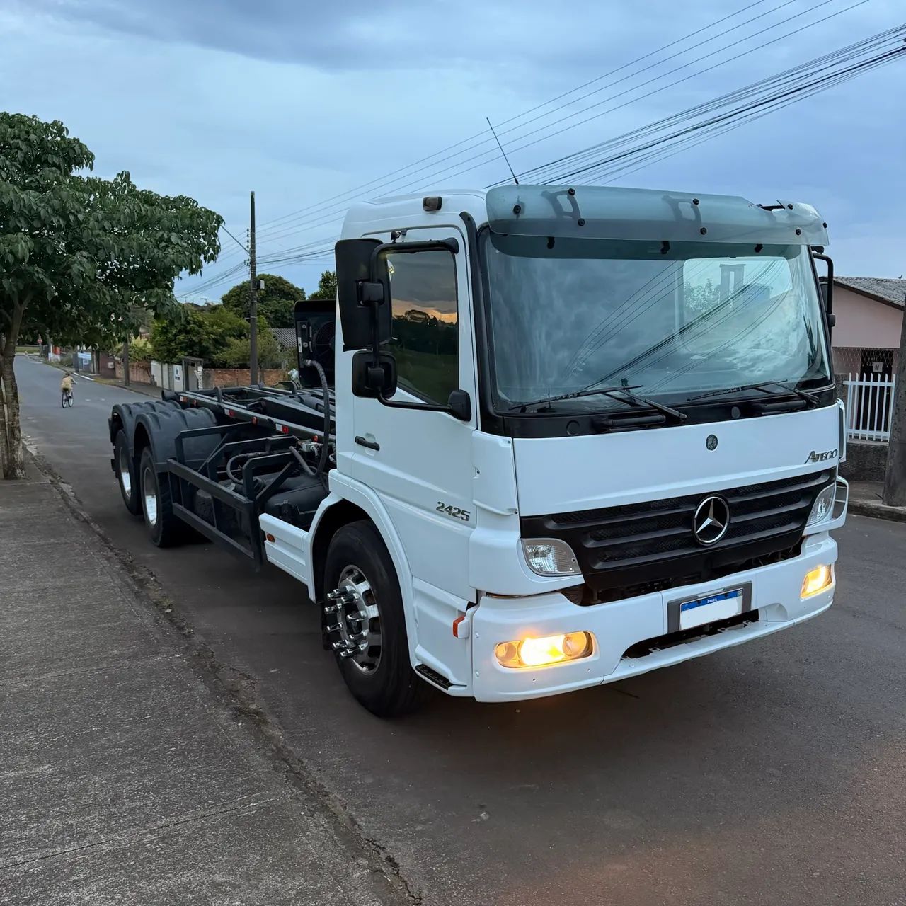 Mbb atego 2425 6x2 2011 com Rolon ou no chassi 