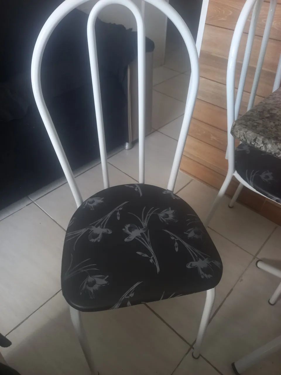 Conjunto de Mesa e Cadeiras - Foto 3