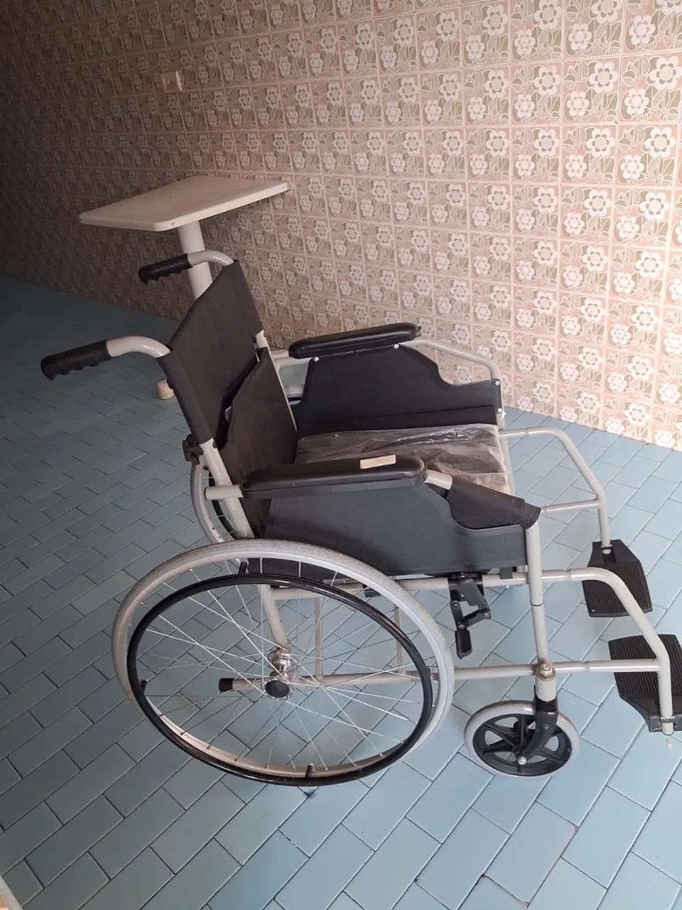 Vendo Cadeira de rodas nova  - Foto 3