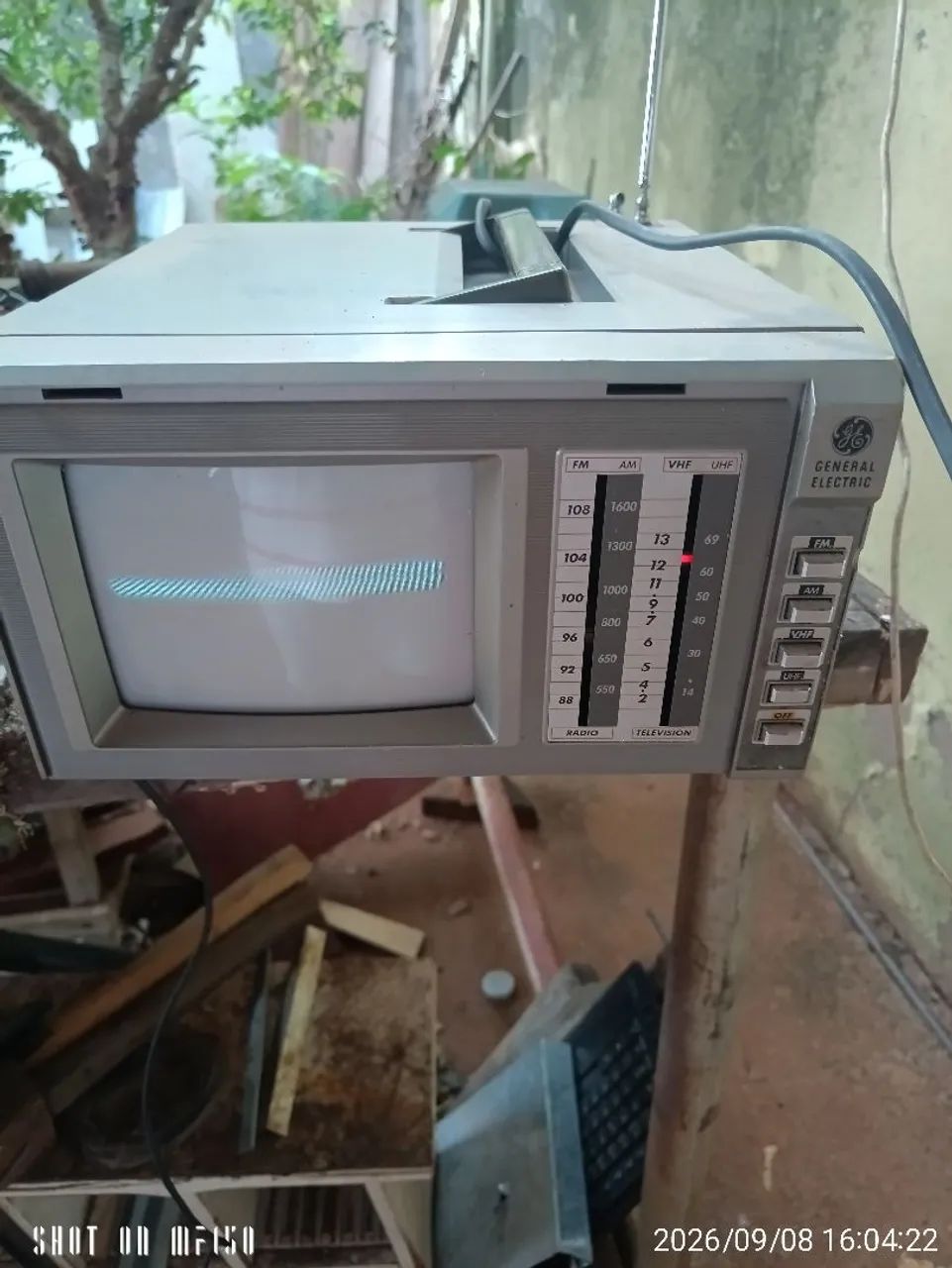 Vendo Mini TV e rádio General eletric antiga tela 5 polegadas a imagem liga mais não ABRE 