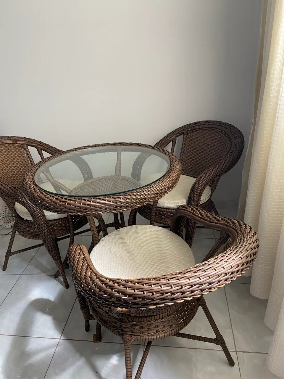 Mesa linda com 3 cadeiras  - Foto 2
