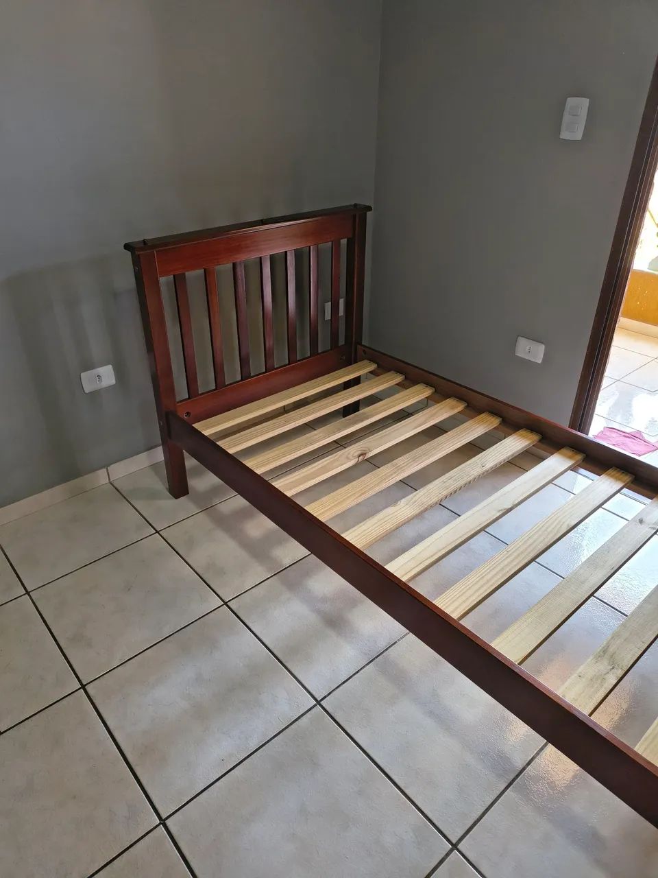 Cama de solteiro em madeira maciça - Cor Mogno - Foto 5