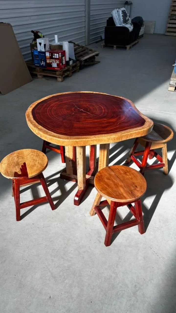 Mesa de madeira com 4 banquetas rústica