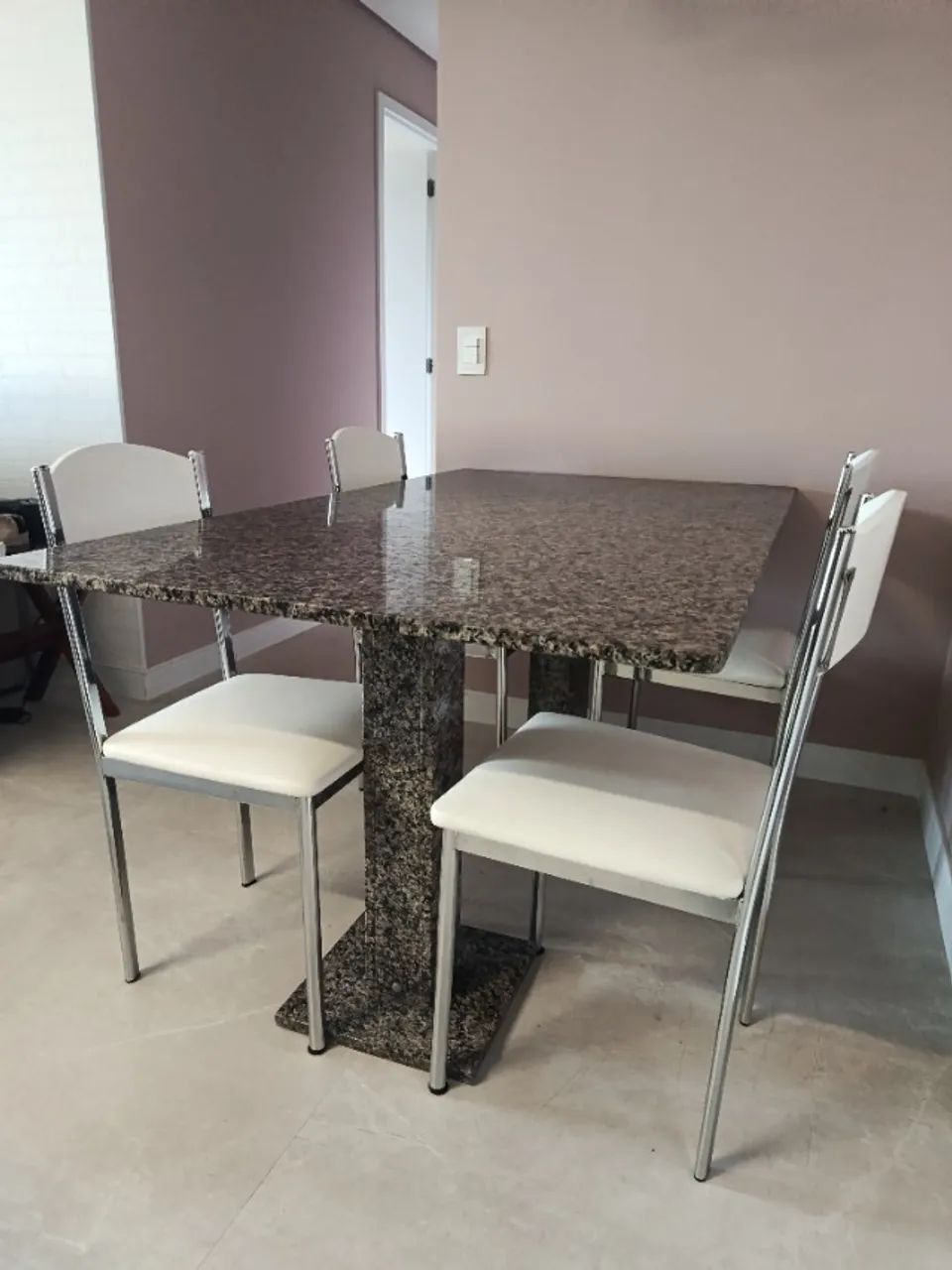 Mesa jantar com 4 cadeiras. - Foto 2