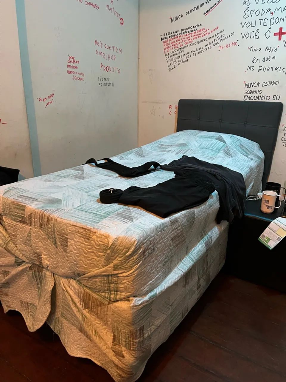 Vendo cama solteiro + cabeceira estofada 