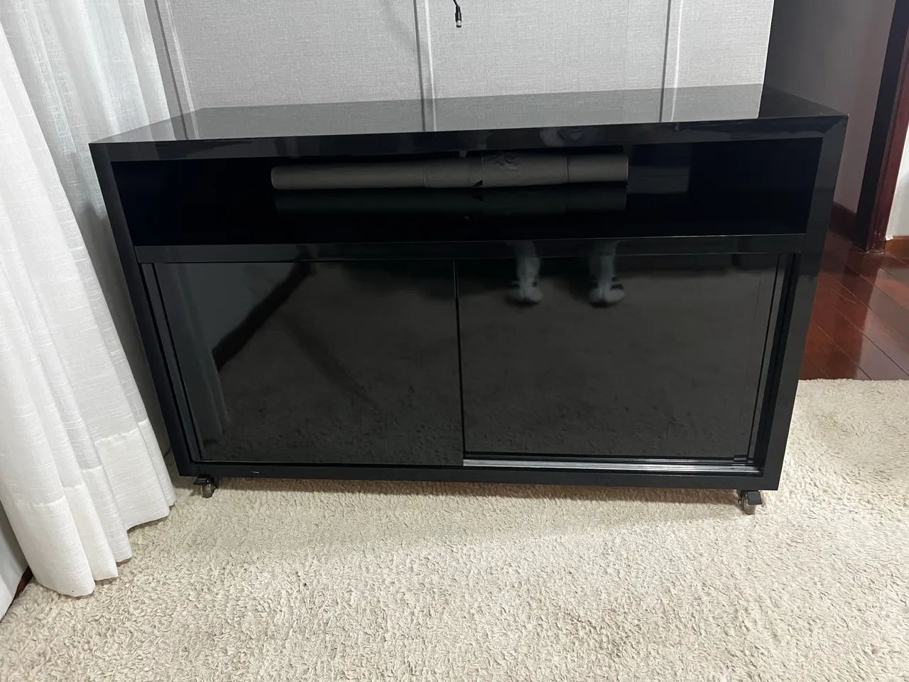 Rack/Aparador Preto Brilhante com Portas de Correr e Rodízios