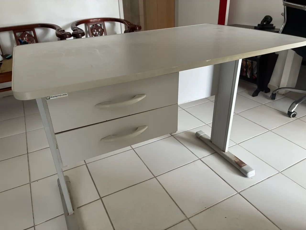 Mesa de escritório com 2 gavetas e cadeira - Foto 2