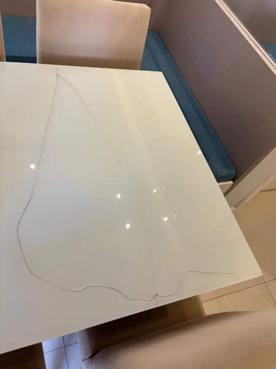 Mesa de Jantar com 4 Cadeiras Estofadas - Tampo trincado - Foto 3