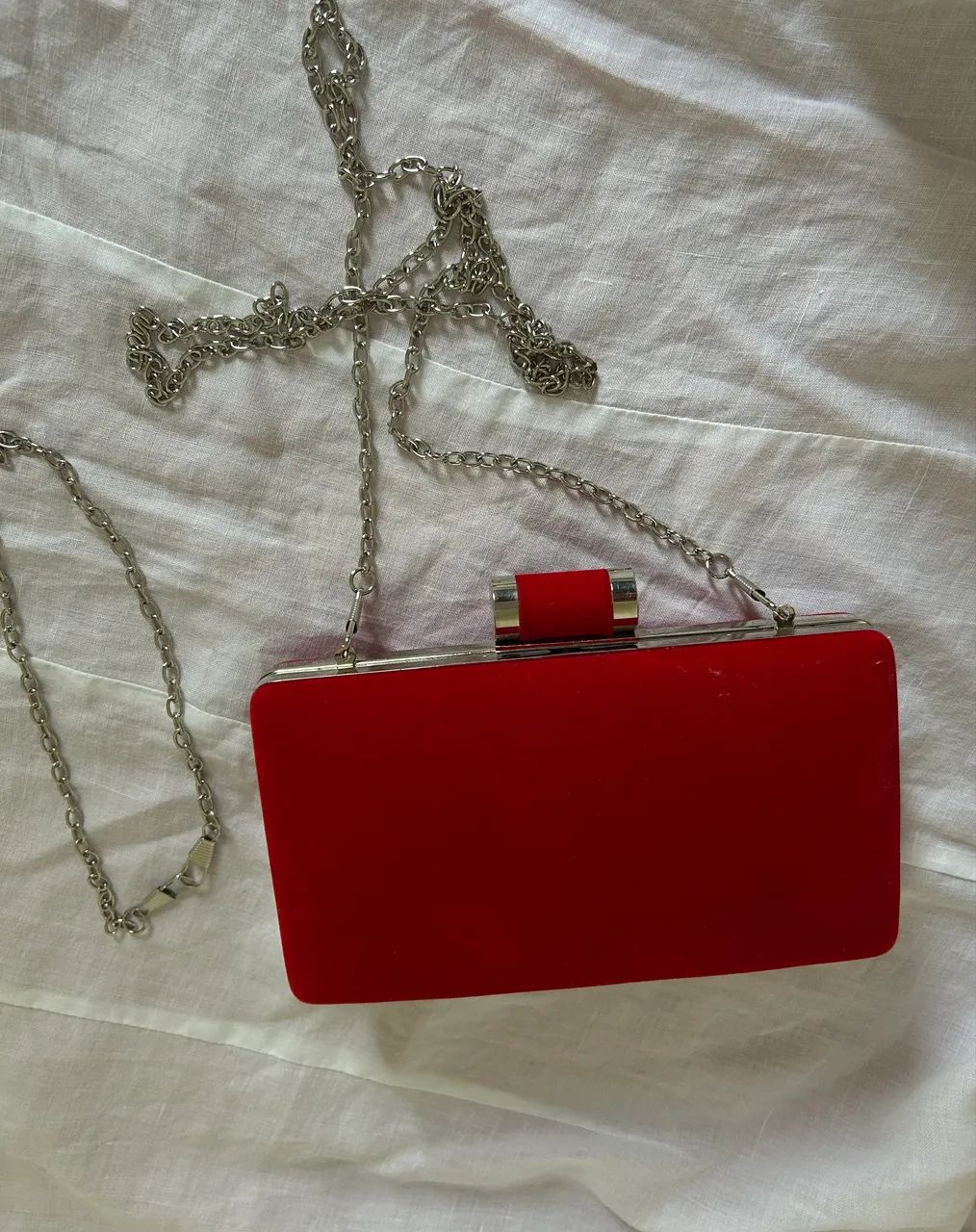 Bolsa clutch com acabamento em veludo